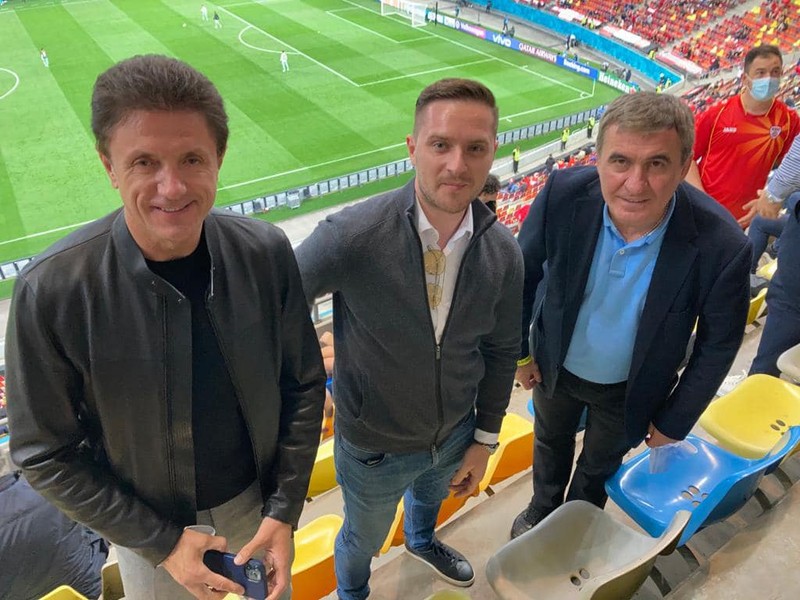 Gică Popescu, stânga, și Gică Hagi, dreapta, a făcut poze cu fanii la meciul Austria - Macedonia. Aici, alături de Stelian Bujduveanu, viceprimar al Capitalei FOTO: Facebook Stelian Bujduveanu