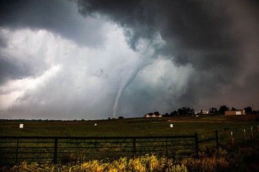 O tornadă începe să se extindă la periferia orașului Magnum. Mai multe tornade și ploile abundente au afectat zone din Oklahoma. Foto: Hepta