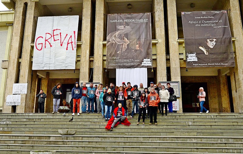 Actorii Teatrului „I.D.Sârbu” din Petroșani sunt în grevă. Ei îl susțin pe directorul Cosmin Rădescu