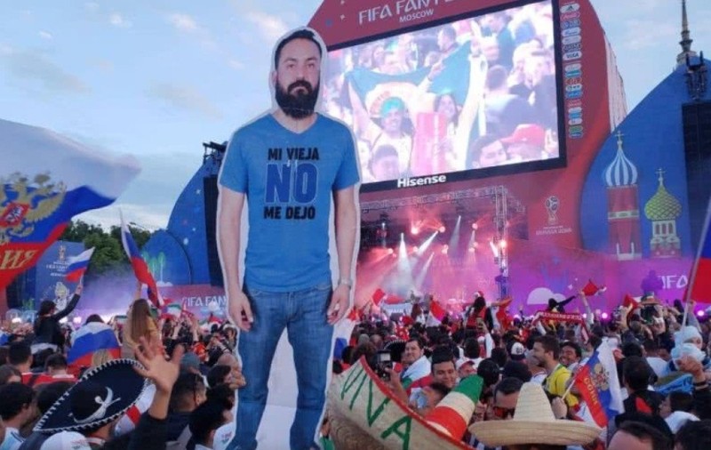 Imaginea Mondialului. Un mexican a strâns bani patru ani ca să meargă la turneul final, dar soția nu l-a lăsat. Prietenii l-au ”luat” cu ei