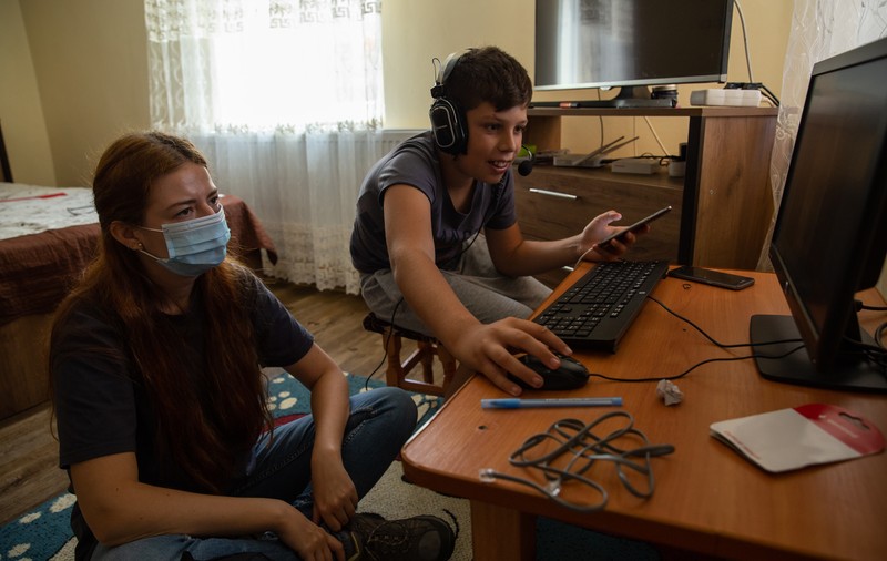 Voluntarii de la Casa Bună încearcă să ia copiii de la muncile câmpului și să-i așeze în fața computerului. “Sperăm să creştem dintre ei mici programatori”