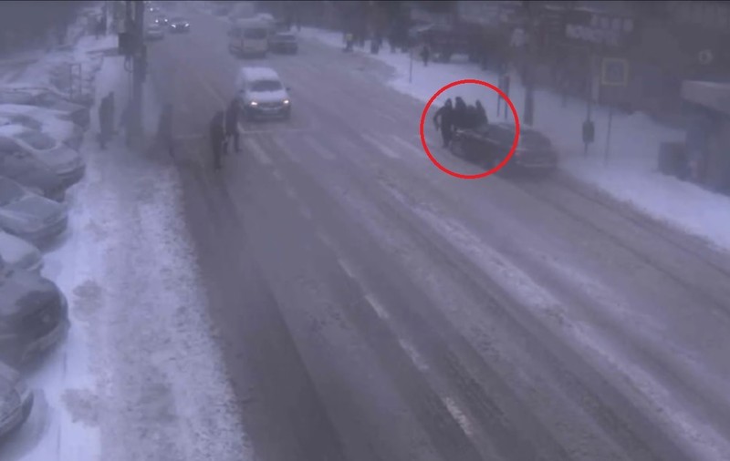 Grup de oameni, loviți pe o trecere de pietoni în Suceava. Imagini înfiorătoare din momentul impactului / VIDEO