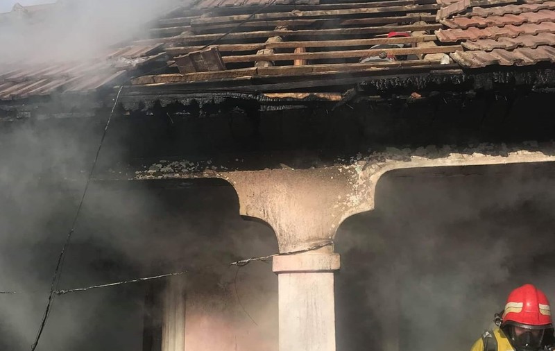 FOTO&VIDEO/ Un băiețel de trei ani a fost găsit carbonizat în casă, iar fratele său de 9 luni a suferit arsuri grave. Copiii fuseseră lăsați singuri în casă