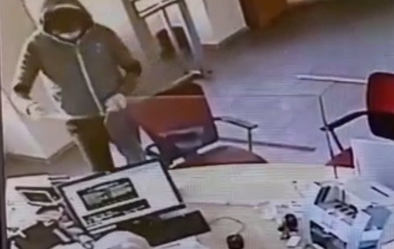 Jaf la o bancă din Brăila. Un bărbat, căutat de polițiști, după ce a furat 20.000 de lei și a fugit