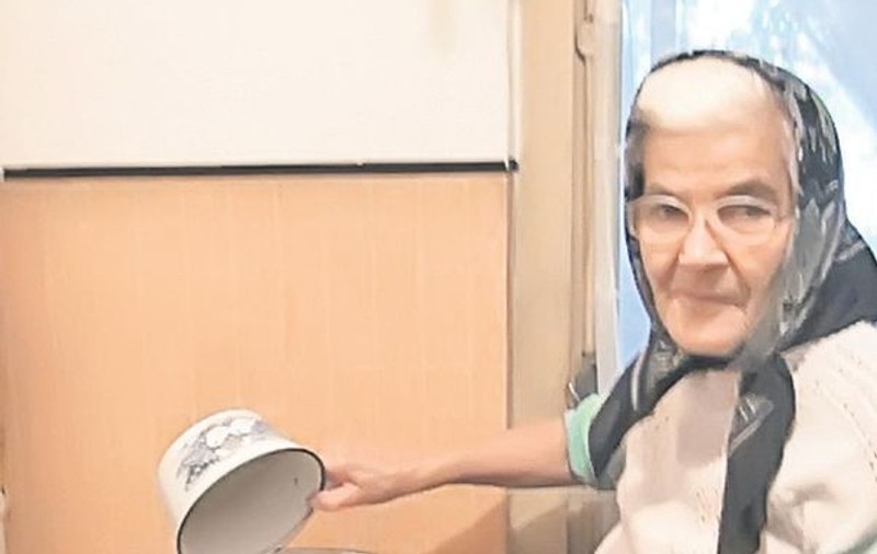 Locuieşte într-un bloc cu datorii de sute de mii de lei la utilităţi: ”De 11 ani nu am apă caldă”