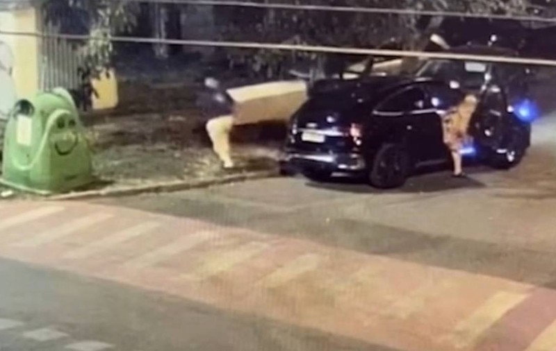45.000 de lei amendă pentru un șofer cu un Mercedes de lux care a aruncat gunoiul pe o stradă din Timișoara. Dominic Fritz: „Nota de plată ne vine la toți”