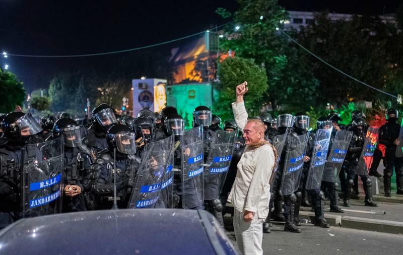 ”Bărbatul în alb” și drepturile omului, în Parlament. Ce spun deputații despre violențele de la miting: ”Nu știu, nu am văzut, nu sunt la curent”