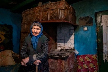 Pereţii din lut ai casei în care stă Maria se înclină în toate direcţiile
