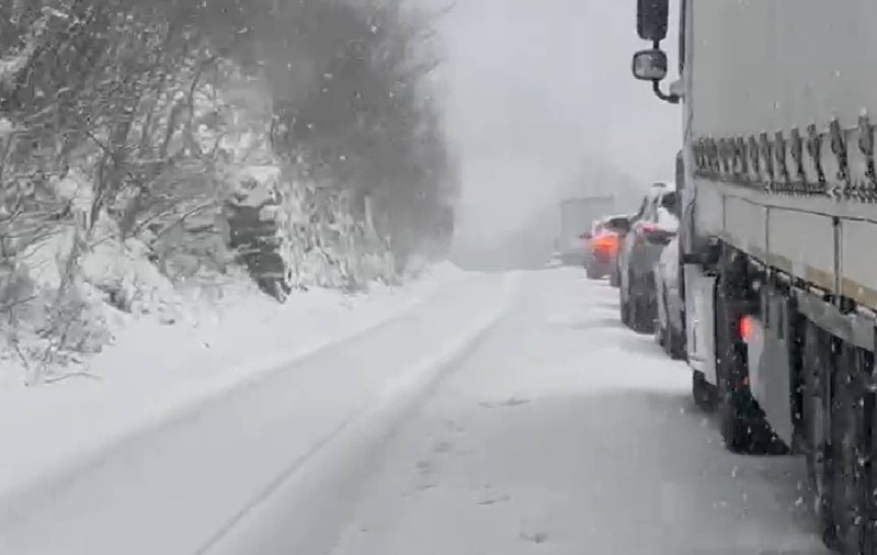 Valea Oltului, blocată de zăpadă: coloană de 40 km, iar utilajele au ajuns după aproape două ore. Se circulă greu și pe Autostrada A1 Sibiu – Deva