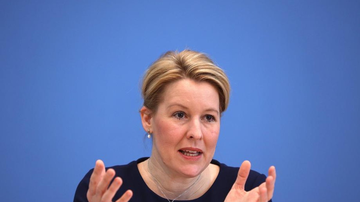 Ministrul german al familiei a demisionat, după ce a fost acuzat de plagiat