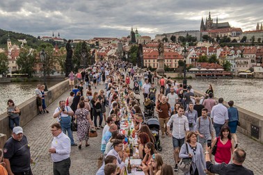 O cină uriașă, la o masă lungă de 550 de metri, a fost organizată în iunie, în Praga, la relaxarea restricțiilor | Foto: EPA