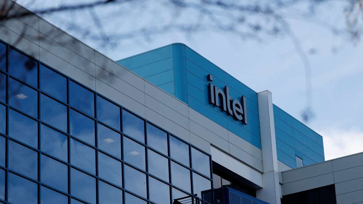 O clădire de birouri pe al cărei acoperiș stă logo-ul Intel.