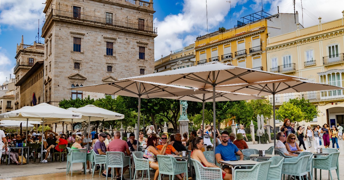 o terasă plină de oameni in Valencia