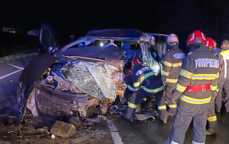 Accident grav în Cluj. Trei bărbați, răniți după ce o mașină şi două autoutilitare s-au ciocnit
