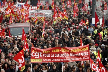 Proteste la Marsilia, joi dimineață, față de reforma pensiilor FOTO: EPA