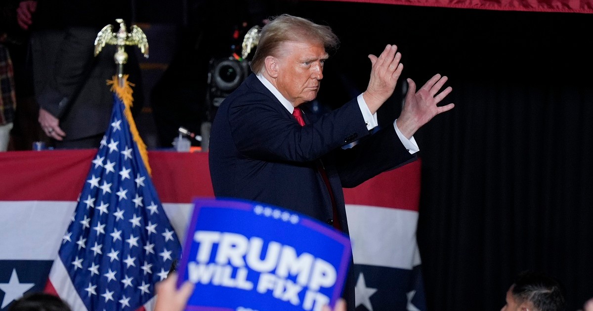 Donald Trump gesticulează pe scenă, la finalul unui miting electoral