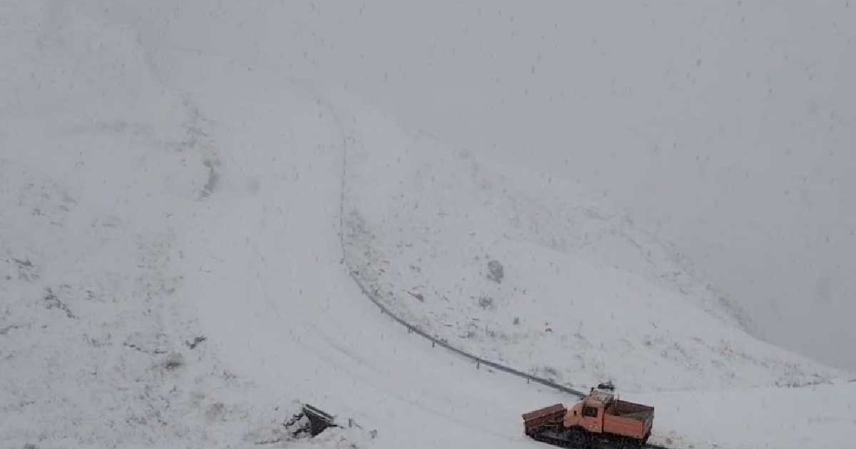 Un utilaj a intervenit pe Transfăgărășan pentru deszăpezire