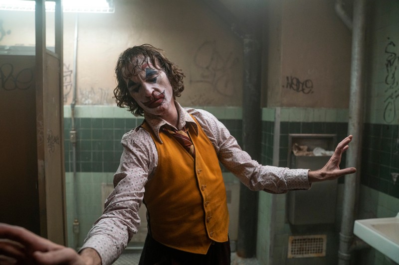 Arthur e mai confortabil în costumul de clovn decât în propria piele / Foto: Warner Bros. Pictures