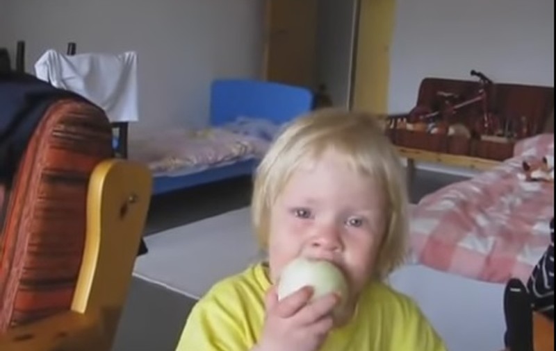 Uluitor! Un băiețel mănâncă ceapa ca pe mere! VIDEO