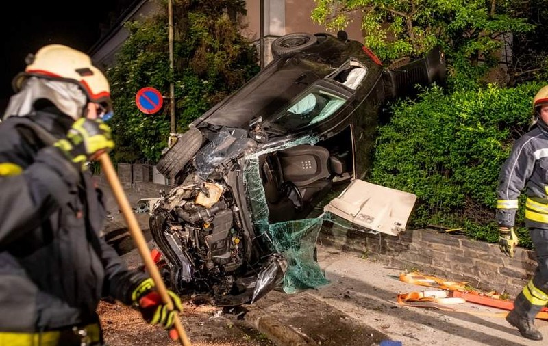 Un român beat a provocat două accidente pe o stradă din Austria. Tânărul e în stare gravă