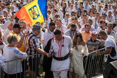 Mirii s-au împărțit între nunta privată și cea populară. Foto: Eli Driu / Libertatea