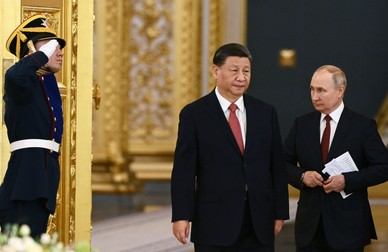 epa10535264 Chinese President Xi Jinping (C) and Russian President Vladimir Putin (R) arrive for the Russia - China talks at the Kremlin in Moscow, Russia, 21 March 2023. Chinese President Xi Jinping arrived in Moscow on a three-day visit, which will last from March 20 to 22, according to Russian and Chinese state agencies. Xi Jinping visits Russia on improving joint partnership and developing key areas of Russian-Chinese economic cooperation. EPA-EFE/SERGEY KARPUHIN / SPUTNIK / KREMLIN POOL MANDATORY CREDIT