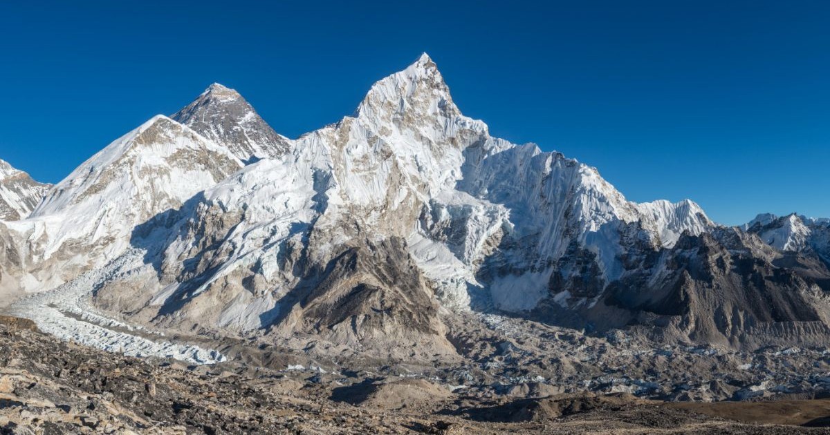 muntele everest văzut de la distanță