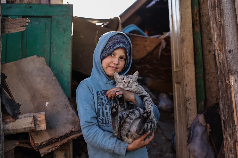 Carina, 10 ani, ni-l prezintă pe Miță, motanul de ocazie al familiei. Sursa foto: Vlad Chirea