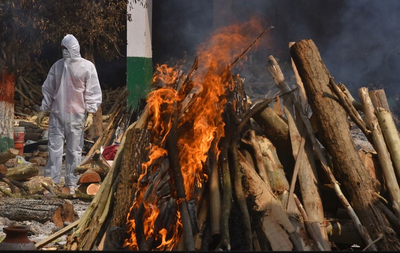 India rămâne fără locuri de incinerare pentru morții de COVID. Apelul disperat al autorităților din Delhi