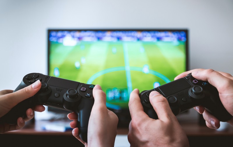 8 moduri de a te distra online într-o zi toridă