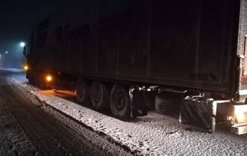 Drum național blocat de un camion, în Suceava. Atenționare pentru șoferi: E viscol!