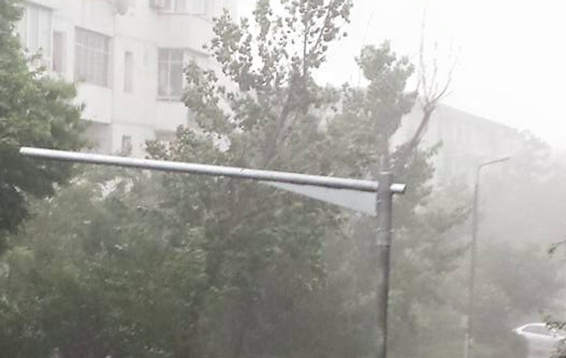 Dezastru în Iaşi! O furtună puternică a inundat oraşul şi a rupt mai mulţi copaci