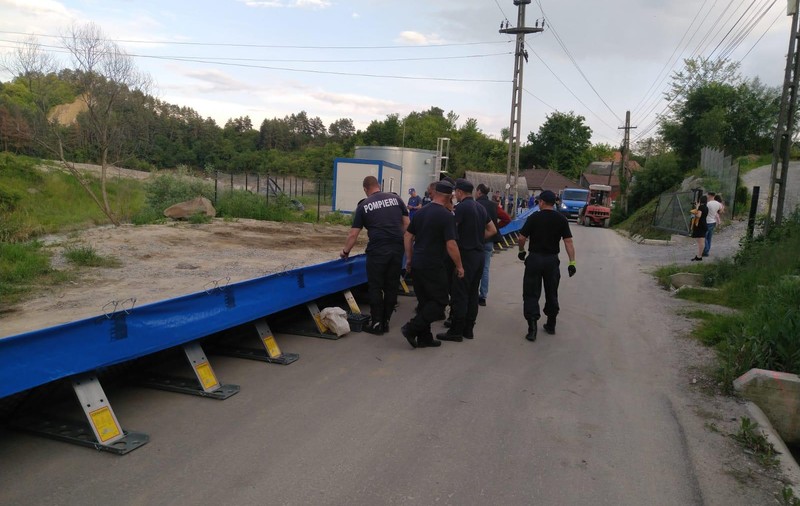 O linie de apărare de 750 de metri a fost creată la Salina Praid, pentru a proteja casele oamenilor de inundații