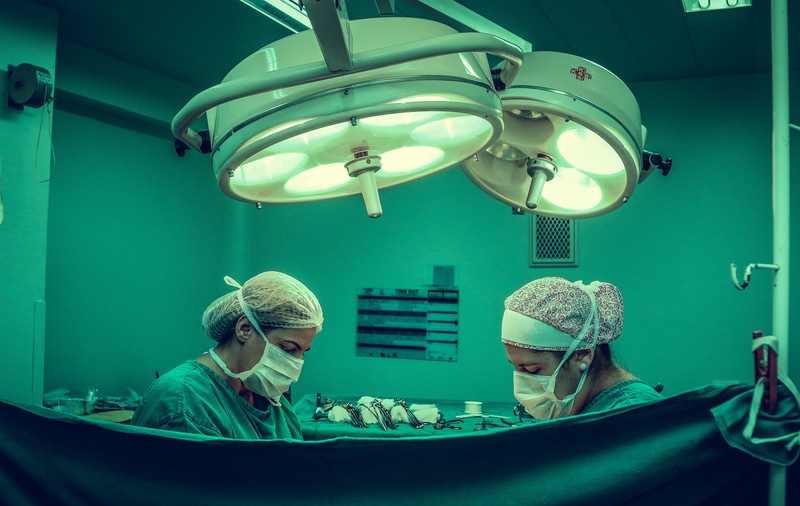 Reușită spectaculoasă a medicilor de la Spitalul Județean Bacău. Au refăcut capul zdrobit al unui tânăr cu ajutorul unei proteze realizate cu o imprimantă 3D