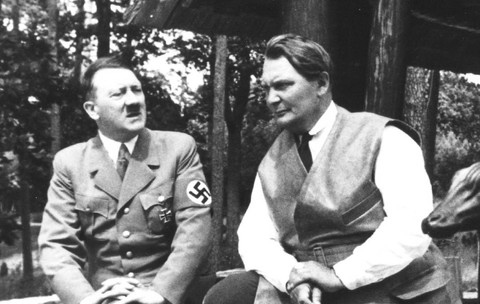 Portretul dictatorului nazist Adolf Hitler (1889 - 1945) (stânga) și al lui Hermann Goering (1893 - 1946)