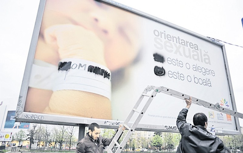 Au «atacat» panoul bebeluşului homosexual