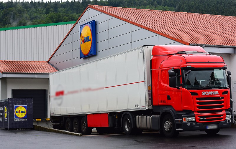 Un șofer de camion a furat zeci de paleți de Coca-Cola dintr-un depozit Lidl, ca să joace la pariuri, în Belgia