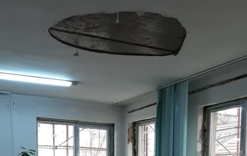 Tavan prăbușit într-o secție de poliție din Botoșani. Sindicatul Europol: „Colegii stau cu gălețile când plouă”