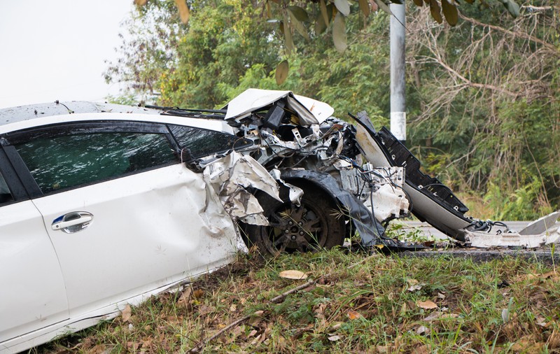 Cum au scăpat fără o zgârietură din accidente cu daună totală mai mulți șoferi din Vaslui. Schemă de fraudă cu firme de asigurări și „cascadori”