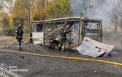 O bombă ghidată rusească a lovit plin două autobuze de transport în comun din Kramatorsk, Ucraina. Foto: Serviciul de Urgență de Stat al Regiunii Donețk