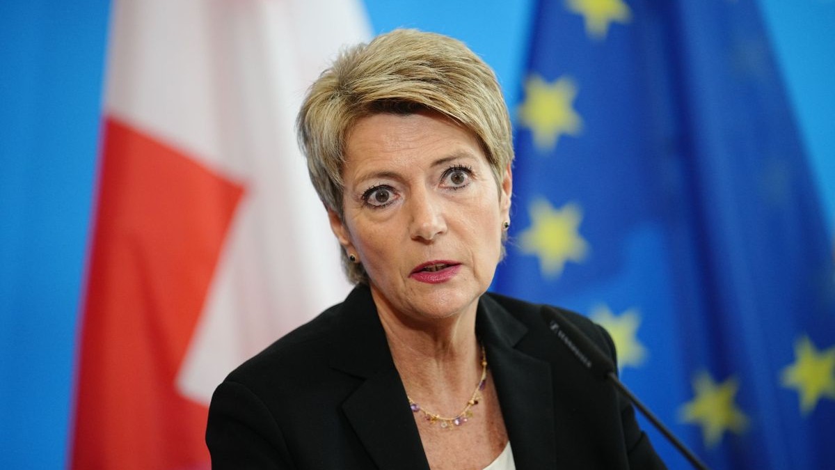 Karin Keller-Sutter, actual președinte al Elveției și fost ministru de finanțe, vorbește în timpul unei conferințe de presă după semnarea unui acord polițienesc germano-elvețian, 5 aprilie 2022, Berlin