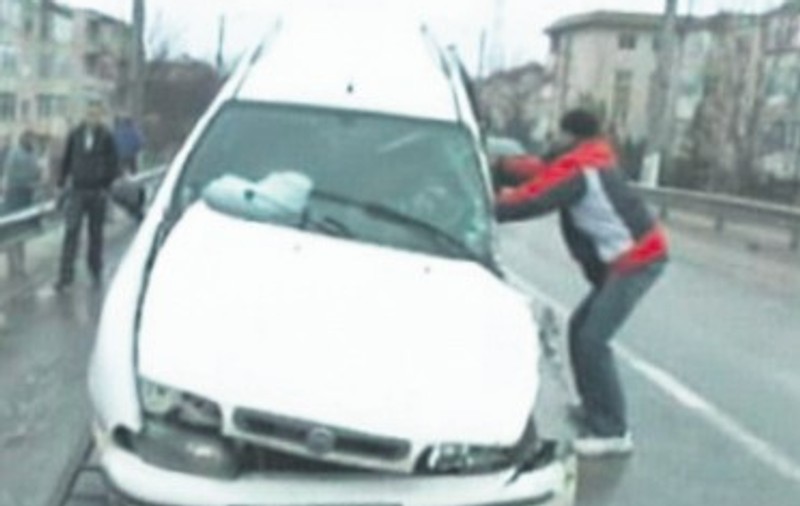 A intrat cu tancul în două autoturisme parcate