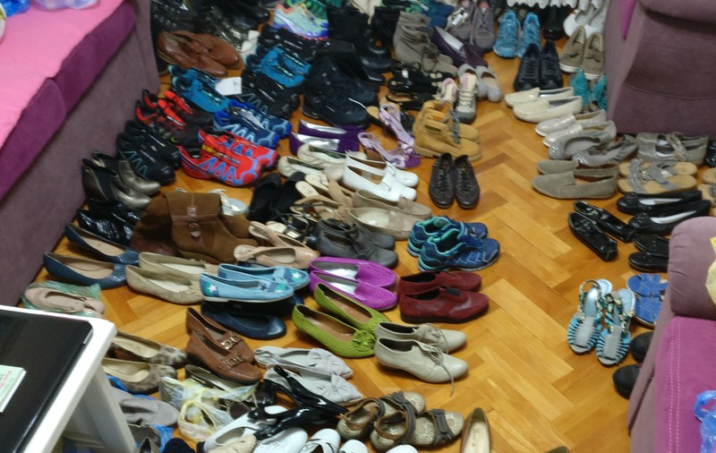 Un ofițer MApN vindea pantofi și parfumuri furate. Marfa era scoasă la vânzare în mediul on-line