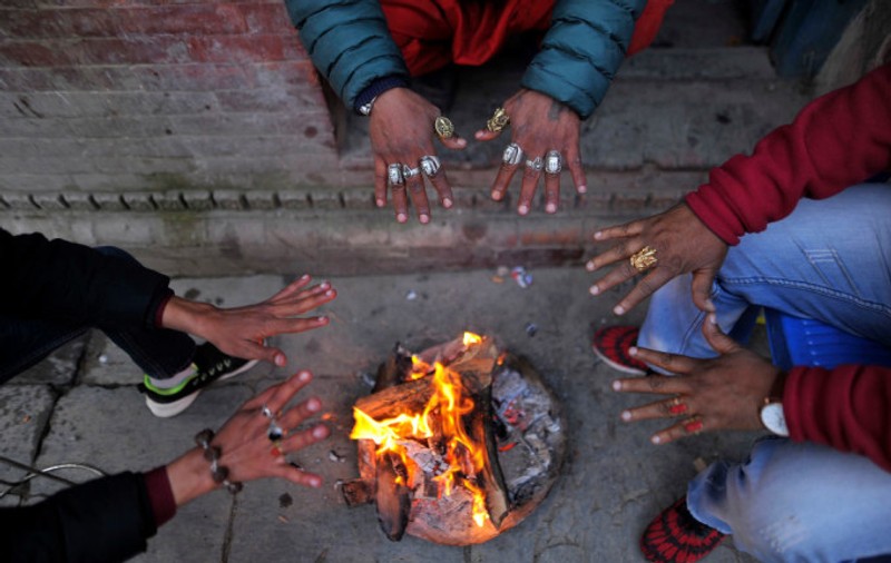 O femeie din Nepal a murit, după ce a fost dată afară din casă, din cauză că era la menstruație