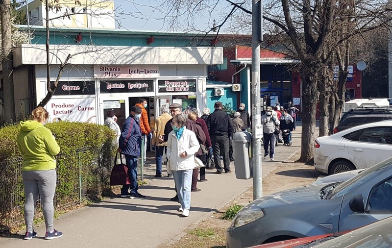 Forfotă mare în piețele și magazinele din Cluj. Pensionar: Nu mai stăm în casă pentru că ne urcăm pe pereți