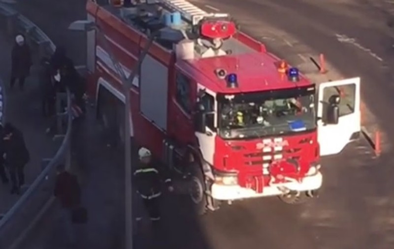 O mașină de pompieri a lovit o stație de autobuz din Moscova. Un mort și patru răniți