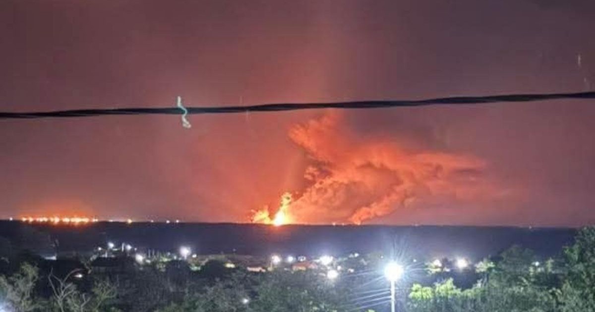 cerul nopții luminat în roșu în timpul unui atac rusesc cu drone în portul ucrainean Izmail. explozia uneia dintre drone este văzută și fotografiată din Tulcea