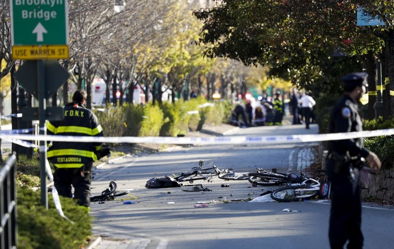FOTO&VIDEO/ Atac terorist în New York, soldat cu opt morți. Un șofer a lovit cu o camionetă mai mulți bicicliști
