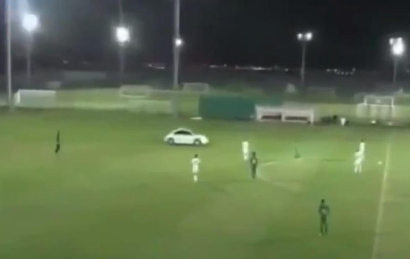 Un fan a intrat cu mașina pe terenul de fotbal! Niciodată nu s-a mai petrecut așa ceva pe un stadion | VIDEO