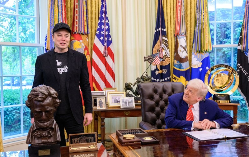 30 mai 2025, SUA, Washington: Elon Musk, consilierul miliardar din domeniul tehnologiei, stă alături de președintele SUA, Donald Trump, în timpul conferinței de presă de rămas-bun a lui Musk, organizată la Casa Albă.